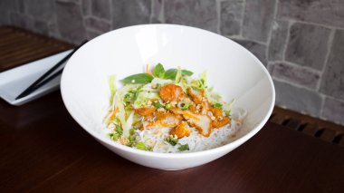 Tavuk ve erişteli Asya yemeği..