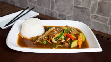 Biftek ve pirinç karışımı Asya yemekleri..