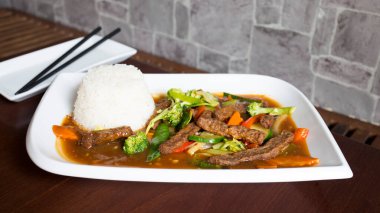 Biftek ve pirinç karışımı Asya yemekleri..