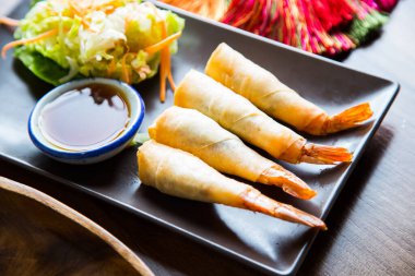 Yanık tenli kızarmış karides. Asya 'da geleneksel başlangıç noktası.