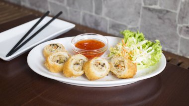 Sebzelerle doldurulmuş Vietnamlı nem. Ch gi, nam-ı diğer nem rn, Vietnam mutfağında genellikle aperatif olarak sunulan popüler bir yemektir..