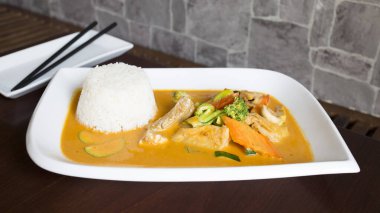 Köri soslu tavuk ve pirinçli sebze karışımı Asya yemekleri..