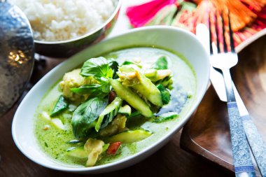 Tayland 'da bir restoranda tavuklu yeşil köri kasesi..