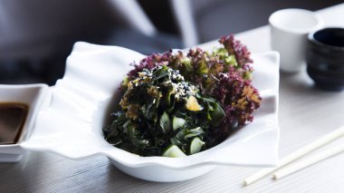 Tokyo 'da bir Japon restoranında yosun salatası..