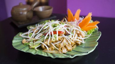 Bangkok 'ta bir restoranda erişte salatası.