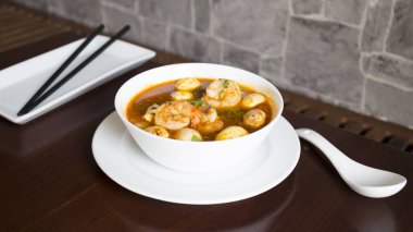 Japonya 'da bir restoranda sebzeli karides çorbası..