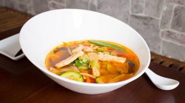 Japonya 'da bir restoranda sebzeli somon çorbası..