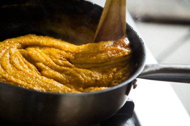 Şef Japonya 'da bir restoranda köri sosu hazırlıyor..