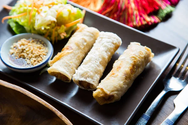 ベトナムのネムに野菜を詰めました Nem Rnとしても知られるChgiは ベトナム料理で人気の料理で 通常前菜として提供されます — ストック写真