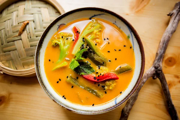 アジアの野菜とおいしいカレースープ — ストック写真