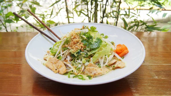 Tigela Com Salada Frango Restaurante Ásia — Fotografia de Stock