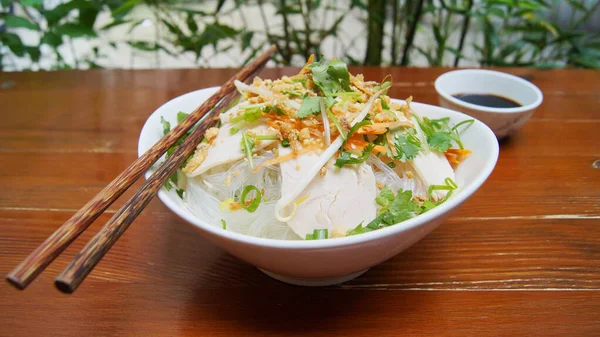 アジアのレストランでサラダと鶏とボウル — ストック写真