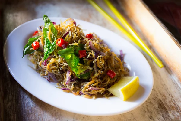 Ensalada Pescado Frito Brotes Frijol Restaurante Vietnam — Foto de Stock