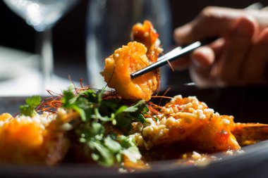 Japonya 'da bir restoranda acı soslu kızarmış piyon..