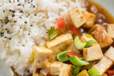 Kızarmış tofu, ızgara sebze ve pilav ile Japon karışık tabağı..