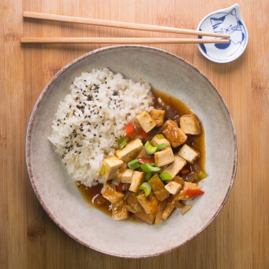 Kızarmış tofu, ızgara sebze ve pilav ile Japon karışık tabağı..