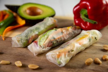 Sebzelerle doldurulmuş Vietnamlı nem. Ch gi, nam-ı diğer nem rn, Vietnam mutfağında genellikle aperatif olarak sunulan popüler bir yemektir..