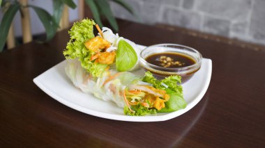 Sebzelerle doldurulmuş Vietnamlı nem. Ch gi, nam-ı diğer nem rn, Vietnam mutfağında genellikle aperatif olarak sunulan popüler bir yemektir..