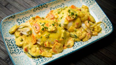 Köri soslu kalamar, havuç ve mantar. Yanında pirinçle servis edilir..