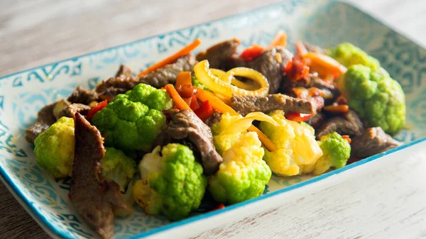 Beef Strips Cooked Soy Sauce Steamed Vegetables Broccoli Carrots — Stock Photo, Image