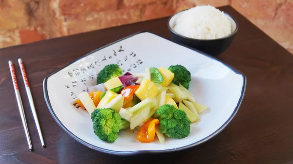 Brokoli Havuç Gibi Buharda Pişirilmiş Sebzelerin Yanında Bir Kase Pirinç — Stok fotoğraf