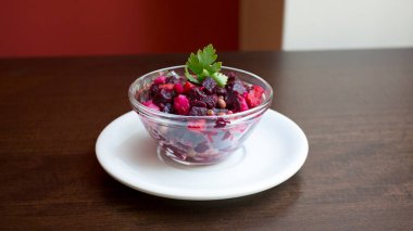 Klasik Rus sirke salatası (), ekstra saf zeytinyağı kaplı, kavrulmuş pancar..