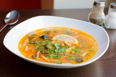 Solyanka, et, balık ya da mantar, domates, soğan, zeytin ve lahana gibi sebzelerden yapılan geleneksel bir Rus çorbasıdır..