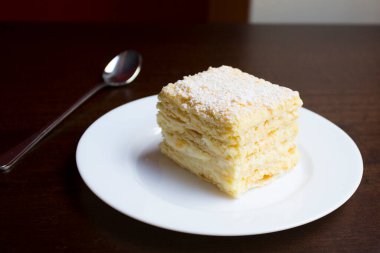 Medovnk, Medovk Rusça, veya Ukrayna dilinde bal keki, Rus mutfağında çok popüler bir şekerleme spesiyalitesidir..