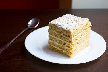 Medovnk, Medovk Rusça, veya Ukrayna dilinde bal keki, Rus mutfağında çok popüler bir şekerleme spesiyalitesidir..