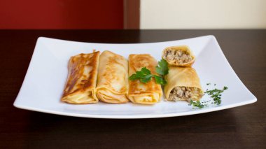 Cin, geleneksel olarak buğday veya buğday unundan yapılan ve smetana, tvorog, tereyağı ve havyarla servis edilen bir Rus gözlemesidir., ...