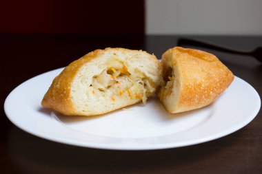 Pirozhki, Rus, Beyaz Rusya ve Ukrayna mutfağının tipik poğaçalarıdır. Maya ile pişirilebilir ya da kızartabilirler. Dolguları et ya da sebzeden yapılır..