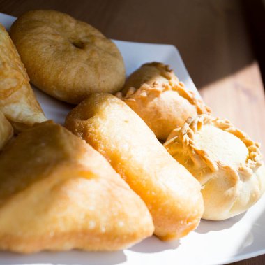 Pirozhki, Rus, Beyaz Rusya ve Ukrayna mutfağının tipik poğaçalarıdır. Maya ile pişirilebilir ya da kızartabilirler. Dolguları et ya da sebzeden yapılır..