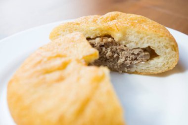 Pirozhki, Rus, Beyaz Rusya ve Ukrayna mutfağının tipik poğaçalarıdır. Maya ile pişirilebilir ya da kızartabilirler. Dolguları et ya da sebzeden yapılır..