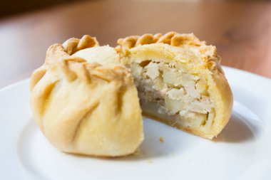 Pirozhki, Rus, Beyaz Rusya ve Ukrayna mutfağının tipik poğaçalarıdır. Maya ile pişirilebilir ya da kızartabilirler. Dolguları et ya da sebzeden yapılır..