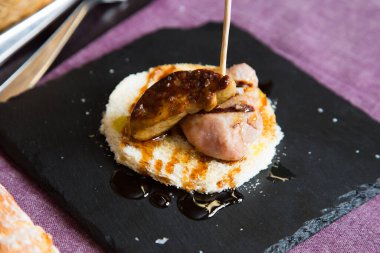 Sebzeli foie ile servis edilen en kaliteli sığır filetosu.