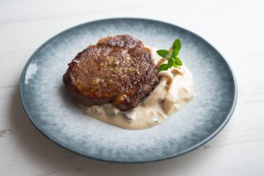 Mantar ve peynir soslu en kaliteli sığır filetosu..