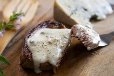 Mantar ve peynir soslu en kaliteli sığır filetosu..