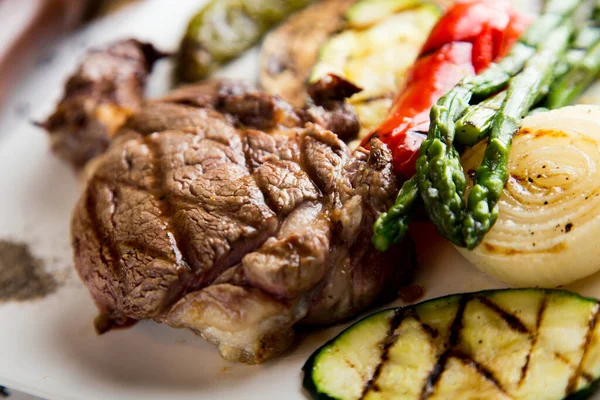 野菜を添えた最高品質の牛ヒレ肉 — ストック写真