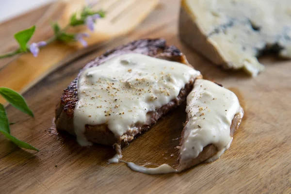 最高品質の牛肉のテンダーロインはキノコとチーズソースで提供 — ストック写真