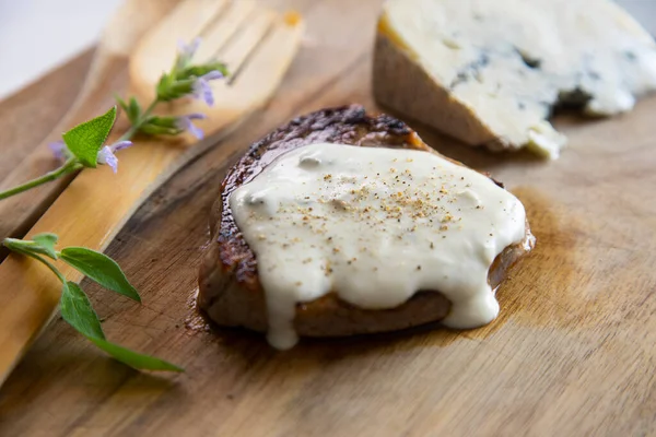 最高品質の牛肉のテンダーロインはキノコとチーズソースで提供 — ストック写真