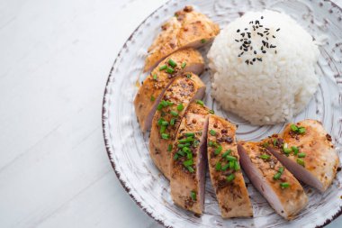 Kaliteli hindi filetosu. Beyaz pirinç servis ediliyor.