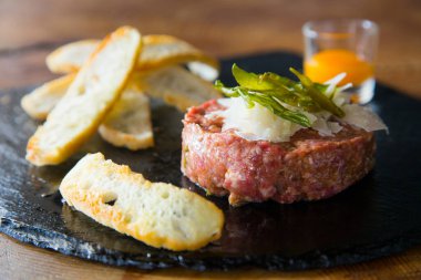 Biftek tartar, biftek tartar ya da biftek tartar, çiğ kıymalı biftekten yapılan bir yemektir..