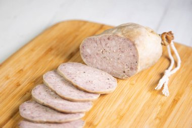 Paltruc veya Bull en kalın sosistir. Domuzun mesanesinden ya da kalın bağırsağından yapılmış kıyma ve marine edilmiş yağla doldurulmuş bir sosis..