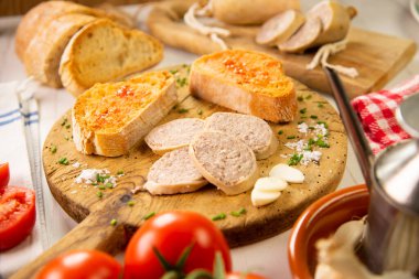 Paltruc veya Bull en kalın sosistir. Domuzun mesanesinden ya da kalın bağırsağından yapılmış kıyma ve marine edilmiş yağla doldurulmuş bir sosis..