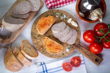Paltruc veya Bull en kalın sosistir. Domuzun mesanesinden ya da kalın bağırsağından yapılmış kıyma ve marine edilmiş yağla doldurulmuş bir sosis..