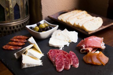 Jambon, salchichn ve Manchego peyniri gibi sosis ve en iyi kalite Iberico peyniri içeren Tapa..