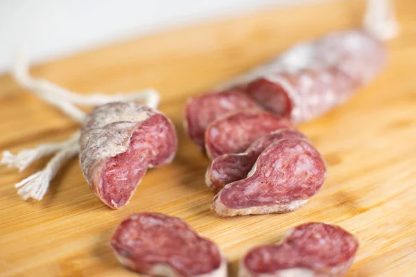 イベリア ソーセージ フエは 豚肉で作られた典型的なカタルーニャのソーセージで スペインの他の地域で広く普及しており その有機的な特徴を高く評価しています — ストック写真