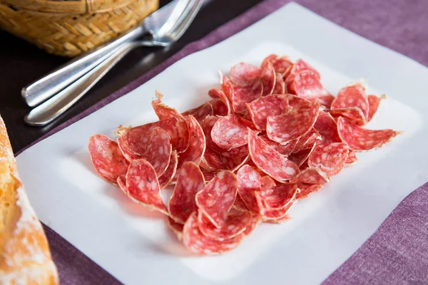 베리아 소시지 돼지고기로 전형적 카탈루냐 소시지이며 스페인의 지역에 유기적 특성때문에 — 스톡 사진