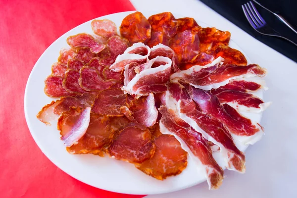 Tapa Med Ett Urval Korv Och Toppkvalitet Iberico Ost Såsom — Stockfoto