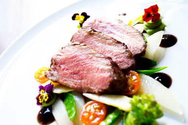 Güzel bir restoranda servis edilen kaliteli domuz bifteği..